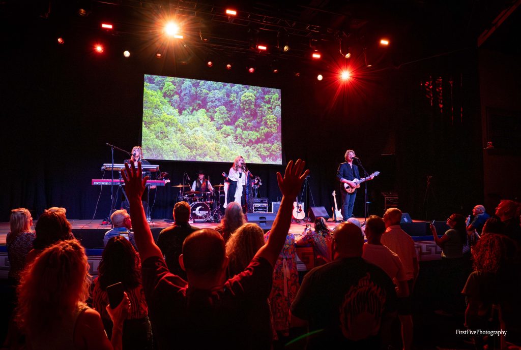 Gypsy Dreams performing Fleetwood Mac songs live